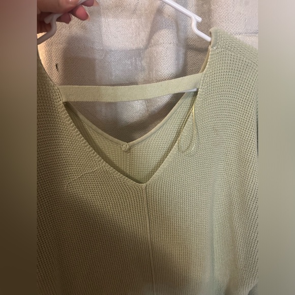 V-neck light green sweater with slight open back - Picture 2 of 2